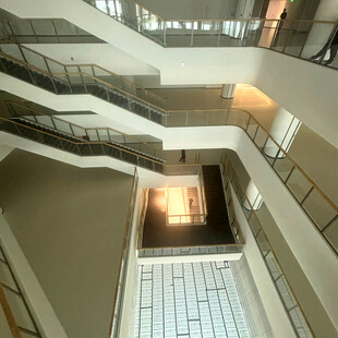 多层建筑内部的楼梯景观