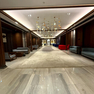 豪华宽敞的室内走廊空间