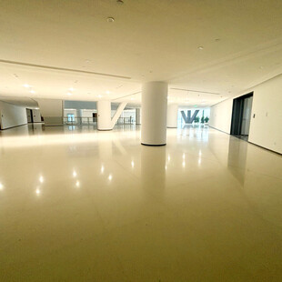 现代宽敞的室内大厅空间