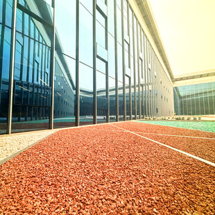 校园塑胶跑道与玻璃建筑