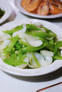 芹菜炒百合