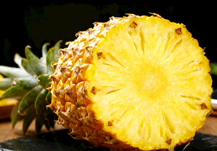 切开的菠萝