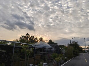 黄昏下的建筑与天空景观