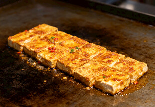 铁板上的香煎毛豆腐