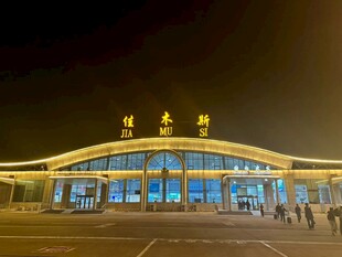 夜色中的候车大厅