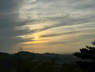 日落时分的山间美景