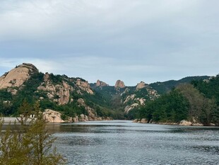 山水相依的秀丽自然景观
