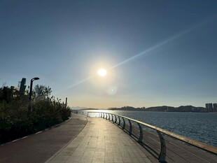 海滨步道上的美丽日落