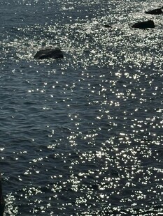 波光粼粼的水面与礁石