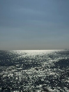 海面波光粼粼的美丽景象