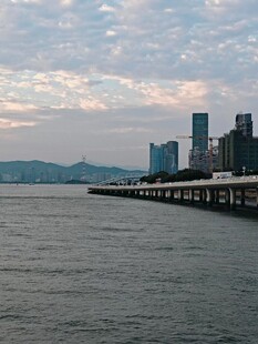 海滨城市的美丽天际线