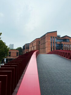 红色步道旁的红砖建筑群