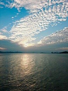 夕阳下波光粼粼的宁静湖面