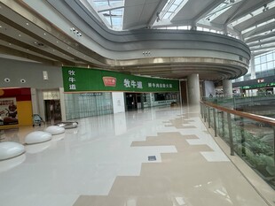 现代商场内部宽敞空间