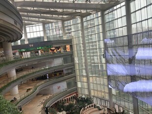 现代多层玻璃结构商业建筑