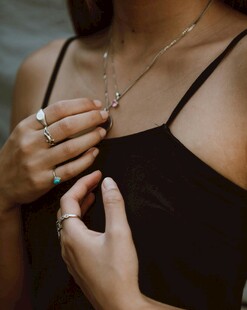 优雅女性展示精致首饰