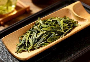 新鲜嫩绿的优质茶叶