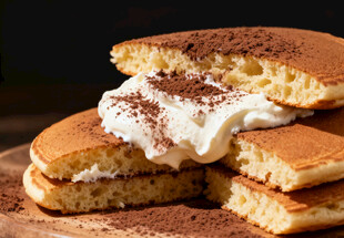 美味松饼配奶油与可可粉