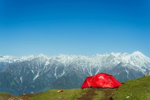 雪山下的红色露营帐篷