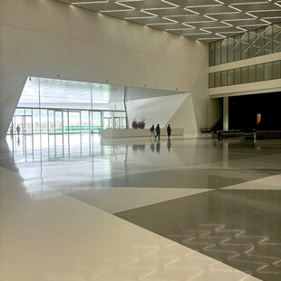 现代风格宽敞大厅空间