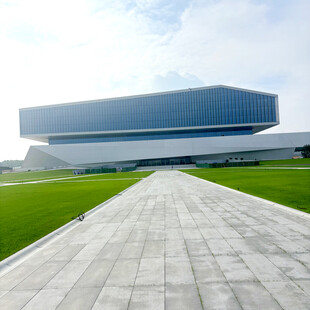 现代建筑前的开阔砖石步道