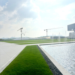 现代景观中的绿地与水景