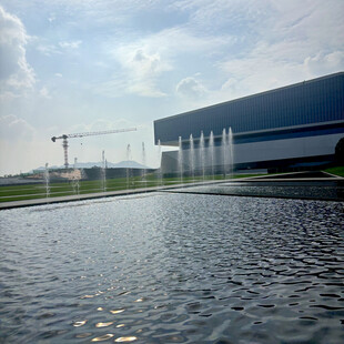 现代建筑前的喷泉景观