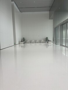 空旷洁净的现代化室内空间