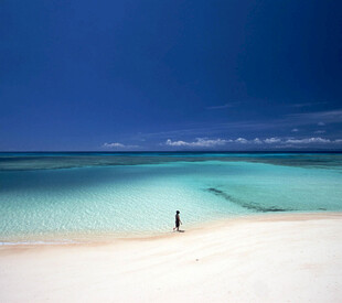 孤独旅人漫步于梦幻海滩