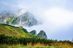 云雾缭绕的壮美山峦