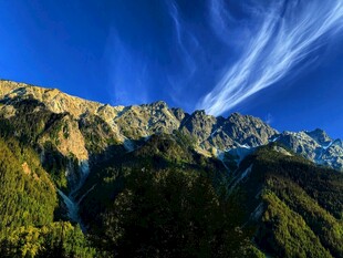 壮丽山景与蓝天交织