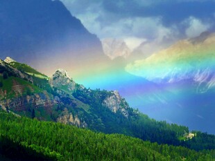山间彩虹美景