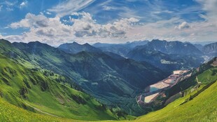 壮美山峦间的翠绿山谷