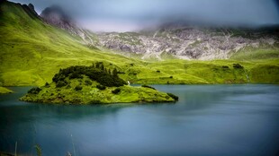 湖畔青山美景如画