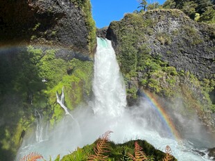 山间瀑布现彩虹美景