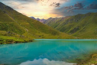 山间蓝湖美景