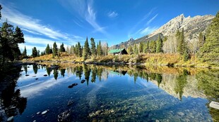 山间静谧湖景