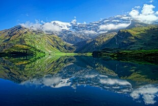 高山湖泊美景倒映