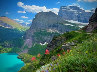 高山湖畔美景