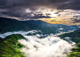 山间云海日出壮丽景观