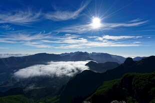 高山云海间的壮丽日光