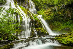 山间瀑布