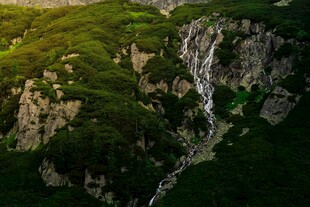 山间翠绿瀑布景观