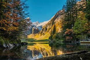 秋日山林中的静谧湖泊