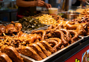 多样卤味摆满摊位