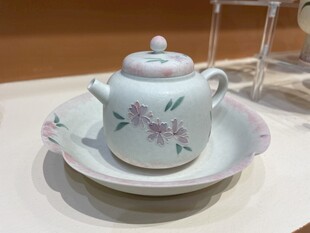 中式花卉图案陶瓷茶壶