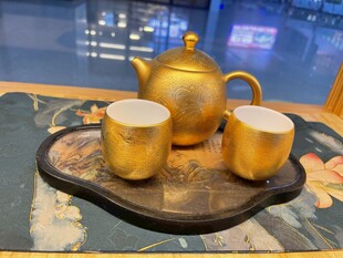 金色茶具套装 尽显典雅
