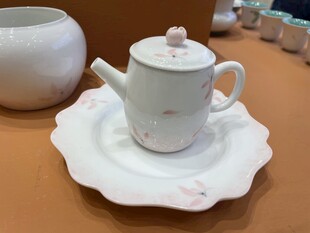 白色精致茶壶与托盘摆件