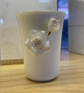 白色玫瑰装饰陶瓷品茗杯