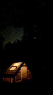 夜中露营的温馨小帐篷